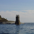 Старый сигнальный маяк на выходе из пролива