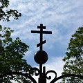 Крест на воротах Белого скита
