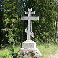 Поклонный крест на монастырской дороге