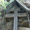 Поклонный крест у пещеры Ал.Свирского