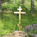 Поклонный крест на причале Святого о-ва