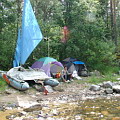Штормовой лагерь у воды